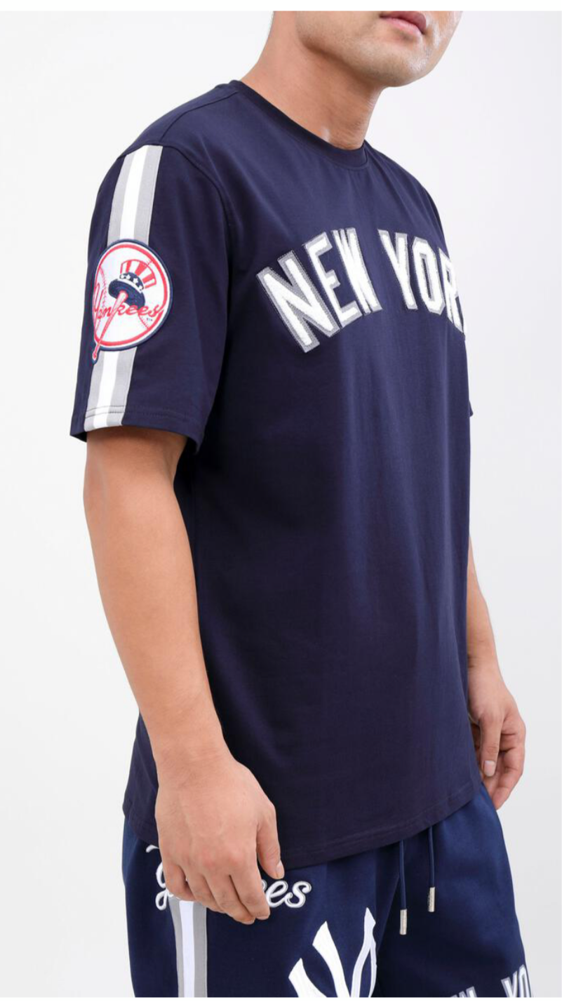 Men’s Pro Standard New York Yankees 2 Piece Short Set